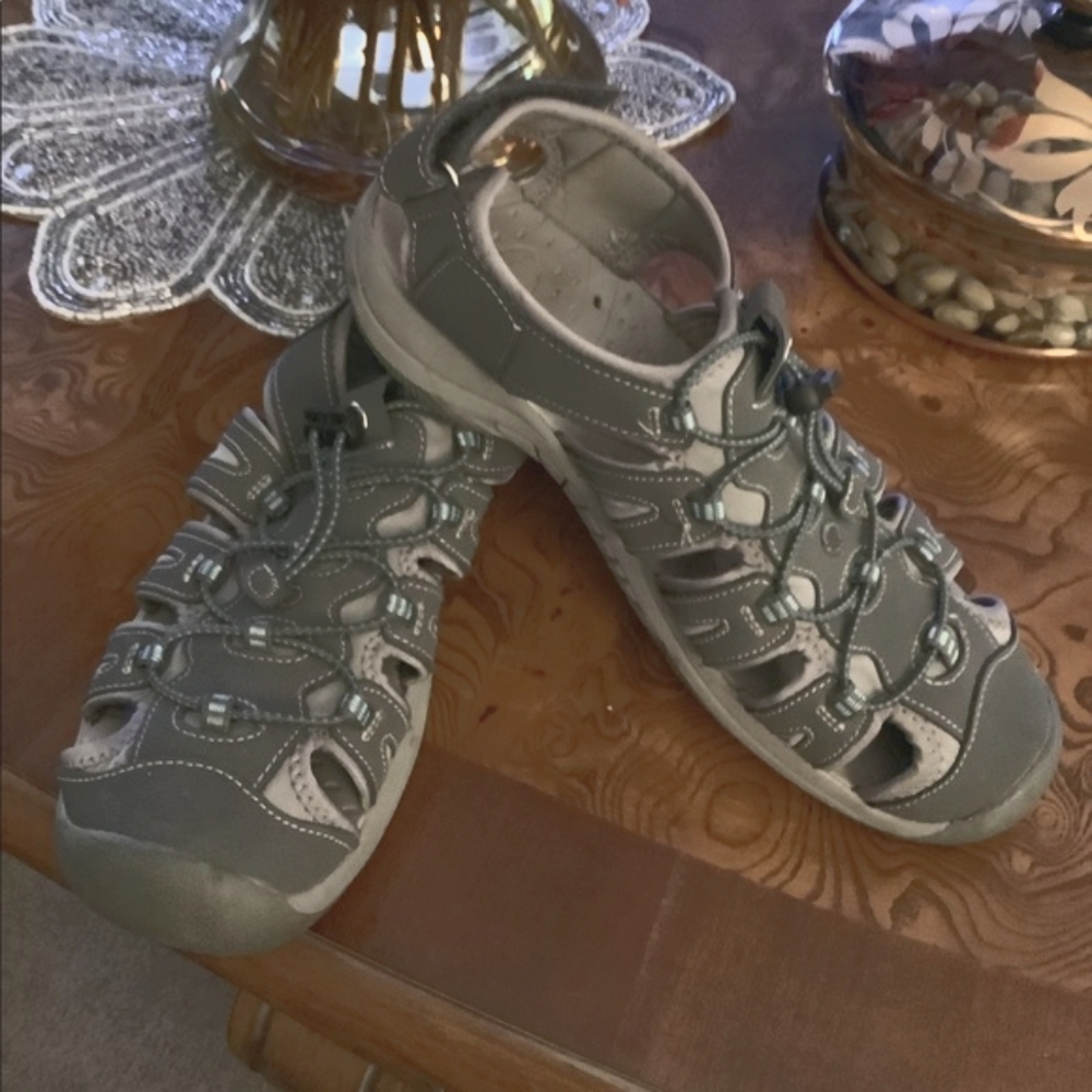 Khombu shoe sandal  water resistant Ashley 9 gray in great shape rubber …